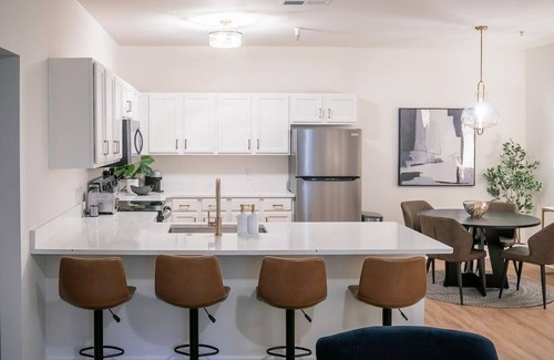 Oxford House | The Bluffs, 2BR Cozy Escape by Velvet Ditch Villas