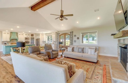 Edgemont House | “The Bluffs” A Family-Friendly Home w Deck & Breathtaking Lake View