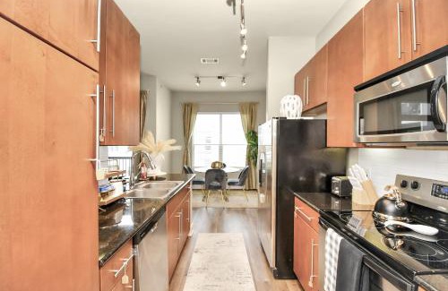 South Main Apartment | The Blush Haus* Pool View* NRG* TX Med Center