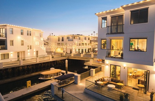 West Newport Villa | The Boardroom Residence at Peninsula Village