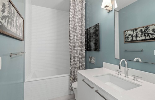 West Newport Villa | The Boardroom Residence at Peninsula Village