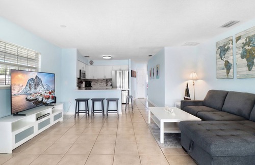 Flor-a-mar House | The BoatHouse: Bright Beautiful Home w/Hot Tub, Kayaks and Boat Dock