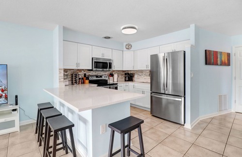 Flor-a-mar House | The BoatHouse: Bright Beautiful Home w/Hot Tub, Kayaks and Boat Dock