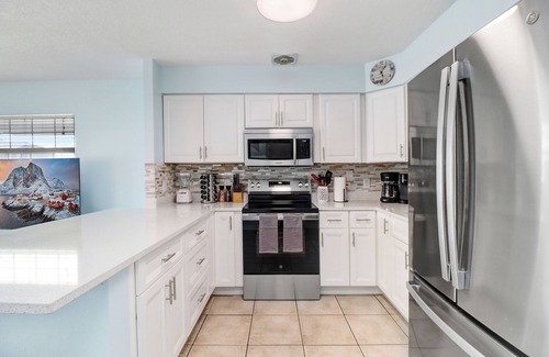 Flor-a-mar House | The BoatHouse: Bright Beautiful Home w/Hot Tub, Kayaks and Boat Dock