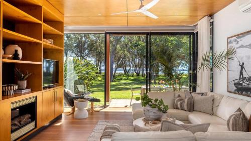 Corlette House | The Boathouse on the Beach
