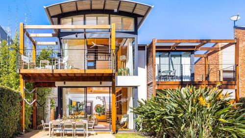 Corlette House | The Boathouse on the Beach