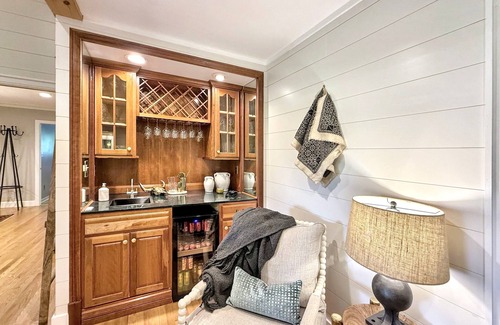 Highlands House | The Bodhi: Spacious 5-bedroom retreat in Highlands with wooded mountain views.
