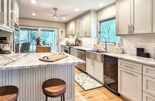 Highlands House | The Bodhi: Spacious 5-bedroom retreat in Highlands with wooded mountain views.