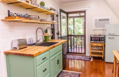 Lake Hamilton Apartment | The Boho Loft: colorful, cozy, comfortable 1BR