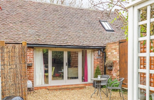 Tiddington House | THE BOLT HOLE, luxury holiday cottage, with a garden in Tiddington