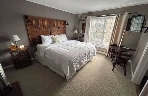 Warrensburg Hotel | The Bond Inn Room #8