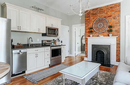 Staunton Apartment | The Bons Amis Suite: Walk Downtown!
