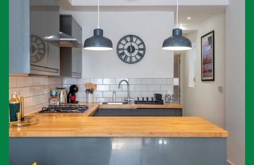 East Walworth Apartment | The Borough Suite @Devereux Residences