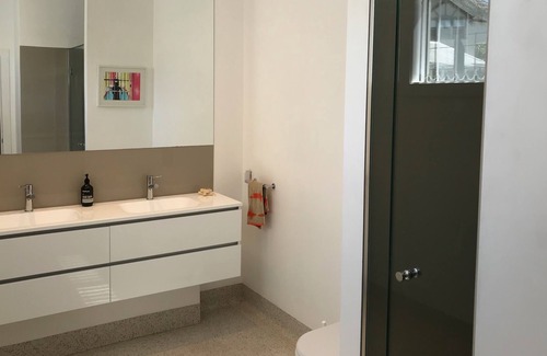 Williamstown Apartment | The Botanic Apartments, Williamstown - Walk to the beach, easy access to the Cit