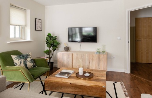 Bow Apartment | The Bow Mews - Modern & Bright 2BDR Apartment with Patio