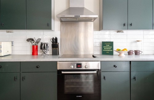 Bow Apartment | The Bow Mews - Modern & Bright 2BDR Apartment with Patio