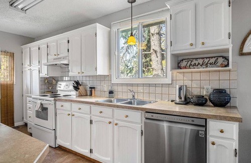 Northwest Calgary House | The Bow Nest | Fenced Backyard | Fireplace | Pets