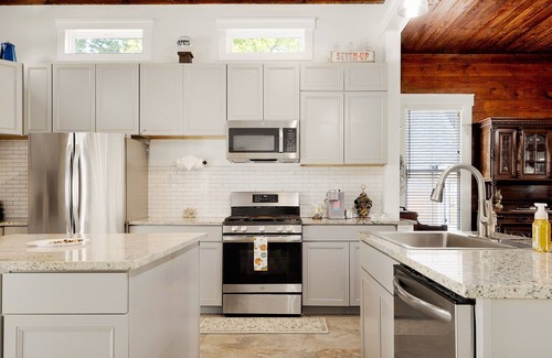 Seguin Ski Chalet | The Bowie Grand - Historic Comfort in Seguin