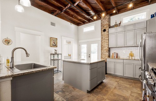 Seguin Ski Chalet | The Bowie Grand - Historic Comfort in Seguin