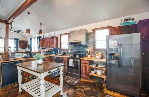 Northeast Virginia Beach House | The Breakaway - VIBE Beach Cottage - Walk to Beach - Large Groups Welcome