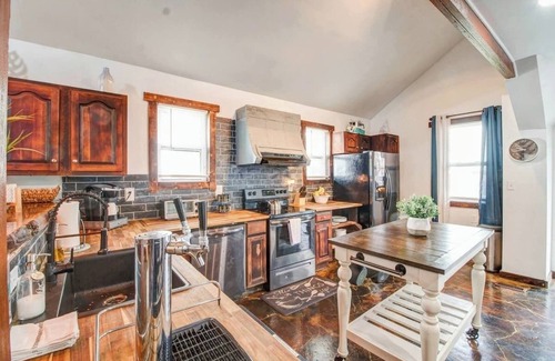 Northeast Virginia Beach House | The Breakaway - VIBE Beach Cottage - Walk to Beach - Large Groups Welcome