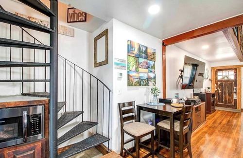 Northeast Virginia Beach House | The Breakaway - VIBE Beach Cottage - Walk to Beach - Large Groups Welcome