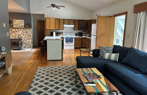 Clayton Cottage | The Brewster Cottage - Charming 4-bedroom cottage in Clayton with AC