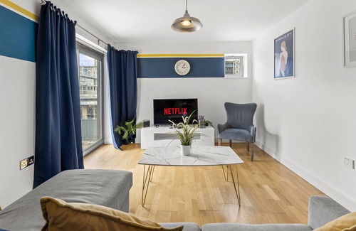 Redcliffe Condo | The Bristol Abode - Sleeps 6 - Balcony