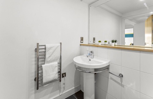 Redcliffe Condo | The Bristol Abode - Sleeps 6 - Balcony