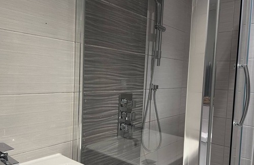 Herne Bay Apartment | The Broadway Retreat with parking
