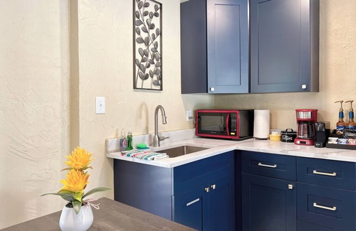 Central Sarasota Cottage | The Bromeliads - Cozy Cottage close to everything w/grill on patio