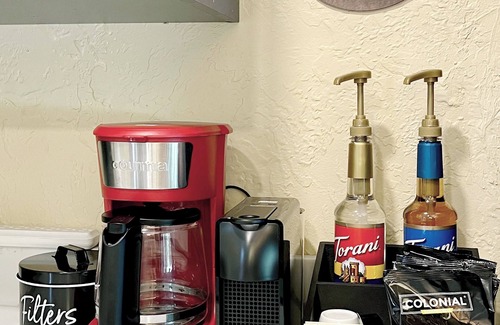 Central Sarasota Cottage | The Bromeliads - Cozy Cottage close to everything w/grill on patio