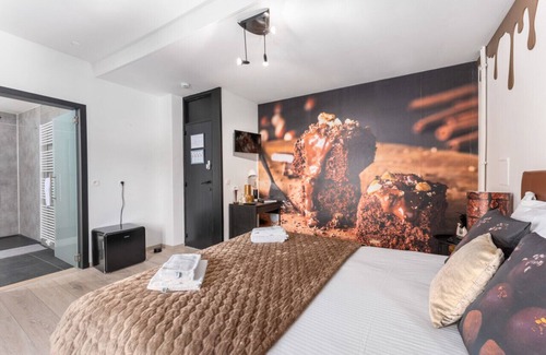 Historical Center Bruges Hotel | The brownie room by Willy Wonka's chocolate hotel!