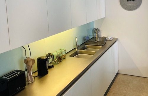 Plymouth Apartment | The Bruce @ RWY Family Apartment - sleeps 7 guests in 2 bedrooms