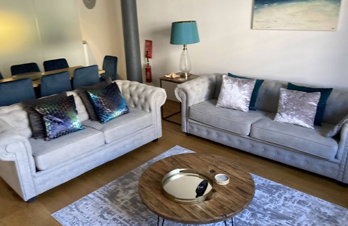 Plymouth Apartment | The Bruce @ RWY Family Apartment - sleeps 7 guests in 2 bedrooms