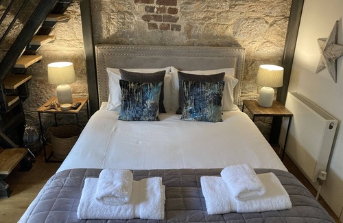 Plymouth Apartment | The Bruce @ RWY Studio - sleeps 4 guests in 1 bedroom