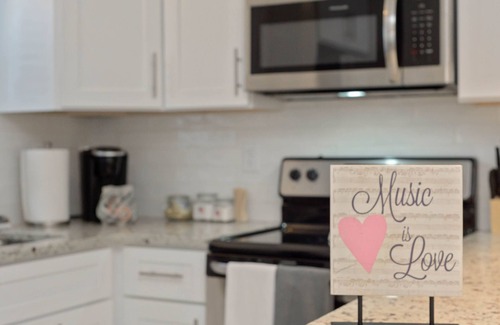 Hillsboro West End Condo | The Bryant★Hillsboro Village-walk to Vandy★Free Parking. 9 mins to downtown!