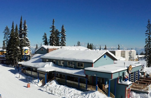 Silver Star Mountain Hotel | The Bulldog Silver Star - Standard Queen + Double/Single Bunk Bed 1