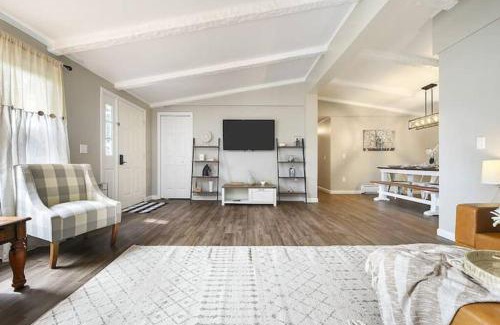 McHenry House | The Bumble Bee Hive 7-Bedroom House w/Hot Tub