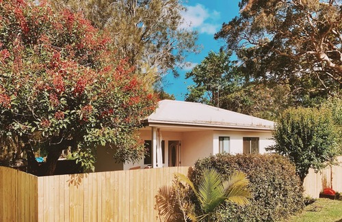 Bundeena House | The Bungalow - A walk away from the beach