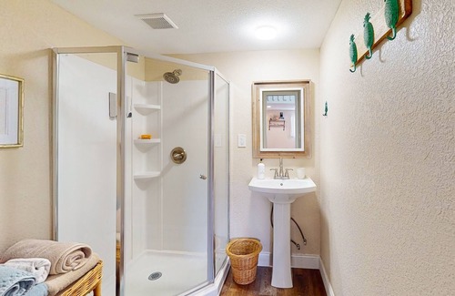 New Port Richey House | The Bungalow Boogie and Bunkhouse | New Port Richey stay with two homes