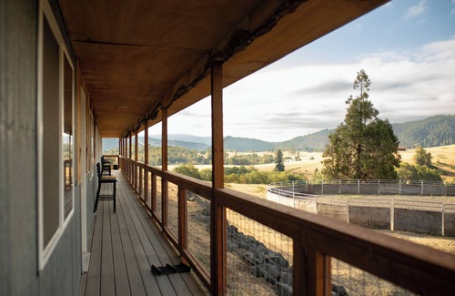 Roseburg Apartment | the Bunkhouse Deer - Private Studio Retreat Room