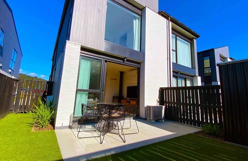 Albert Town Cottage | The Burrows Hutch – Wanaka Holiday Home