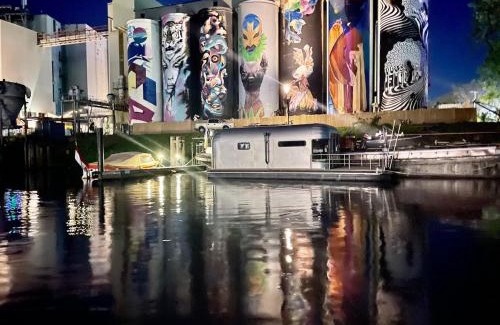 's-Hertogenbosch Boat Rental | The Côôn Tinyfloatinghome