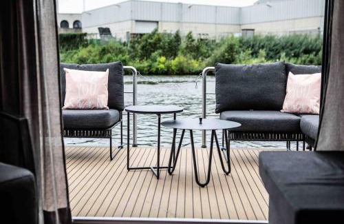 's-Hertogenbosch Boat Rental | The Côôn Tinyfloatinghome