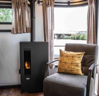 's-Hertogenbosch Boat Rental | The Côôn Tinyfloatinghome