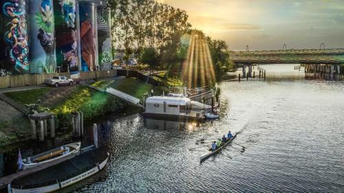 's-Hertogenbosch Boat Rental | The Côôn Tinyfloatinghome