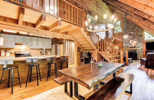 Helen Cabin | 'The Cabin at Dukes Creek' w/Fire Pit & Hot Tub!