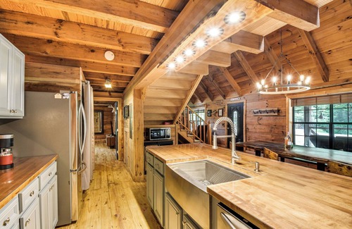 Helen Cabin | 'The Cabin at Dukes Creek' w/Fire Pit & Hot Tub!
