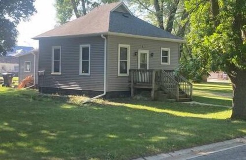 Slayton House | The Cabin in Town | Sleeps 4| Pet Friendly